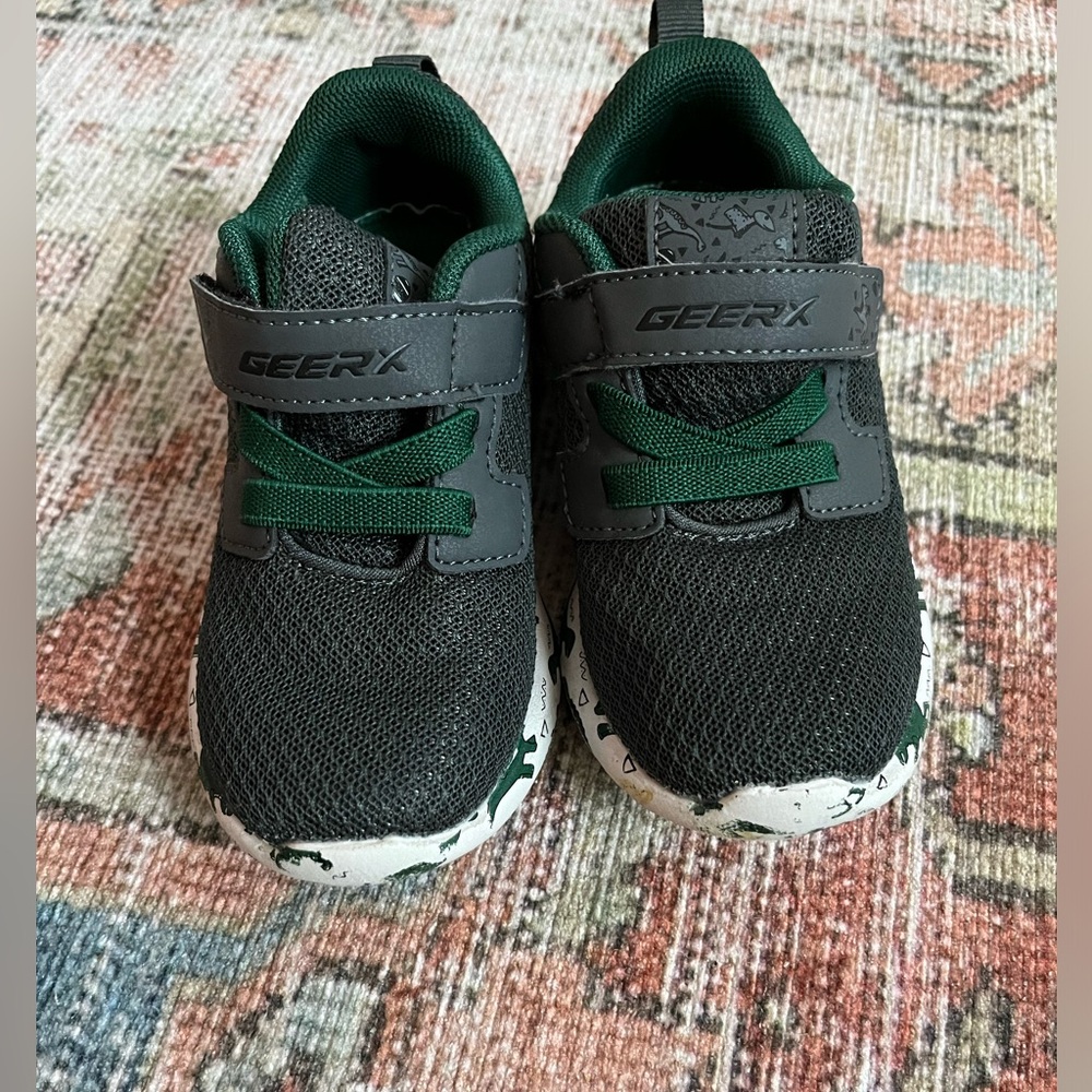 Green Dino sneakers - 6T